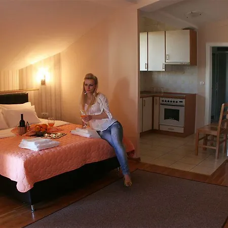 Orange Hotel 3*